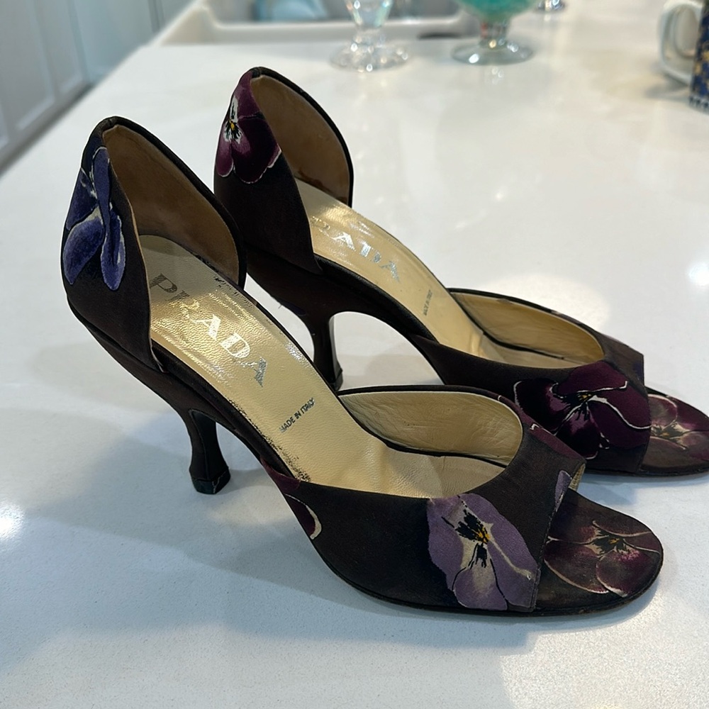 Prada size 37 brown floral 3.5 in heels
